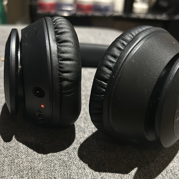 Black Uliptz Bluetooth Headphones - Picture 3 of 4